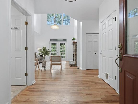 5th image of 222 Bellflower Dr