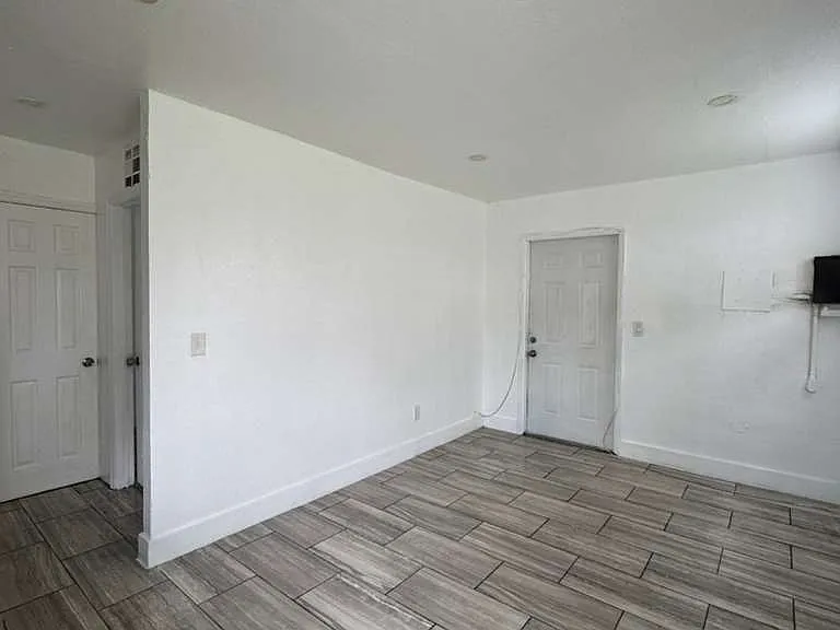 529 Lucy St — Photo 2