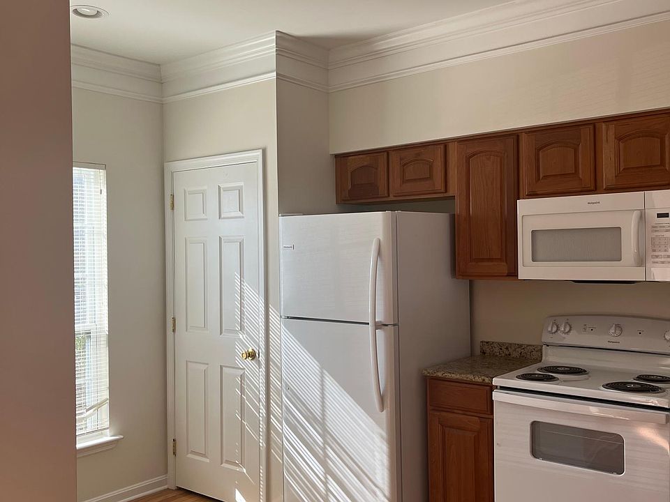 2nd image of 34 Bay Hill Rd
