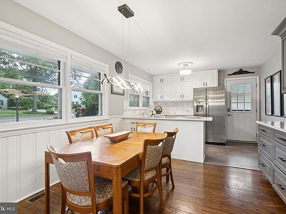 5th image of 408 N Stanwick Rd