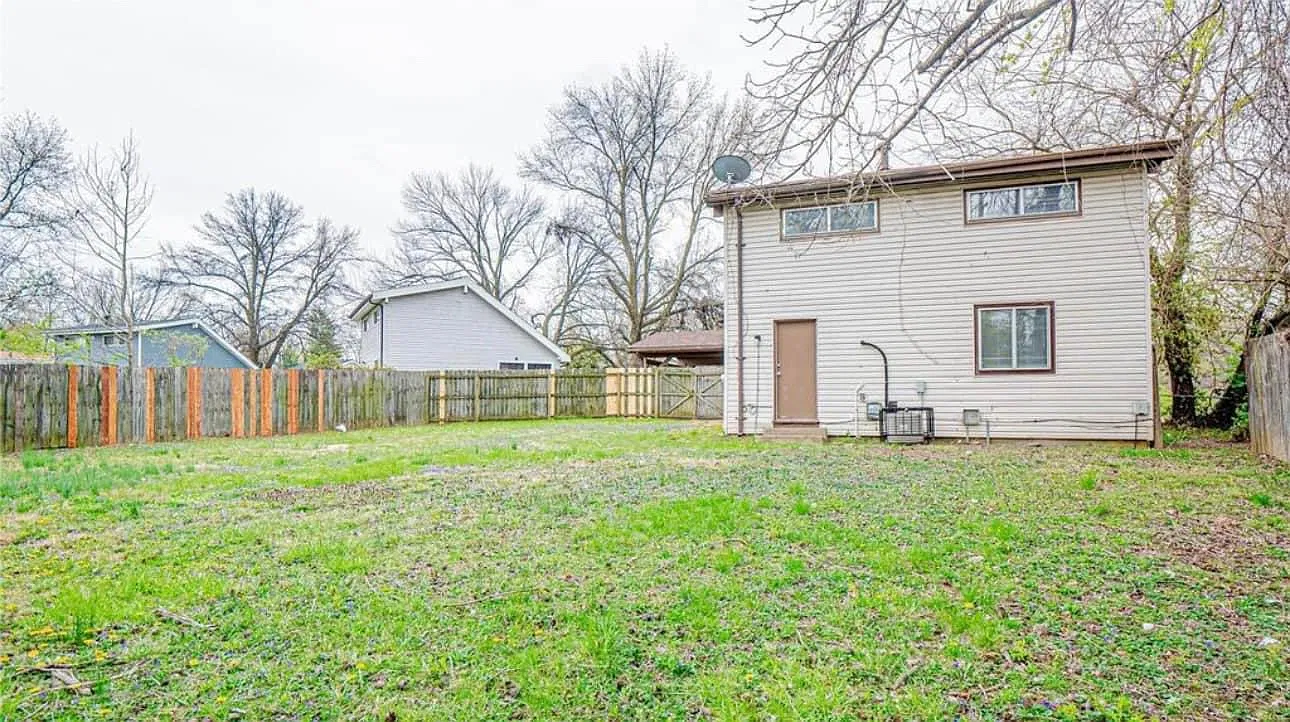 973 Chesswood Dr — Photo 2