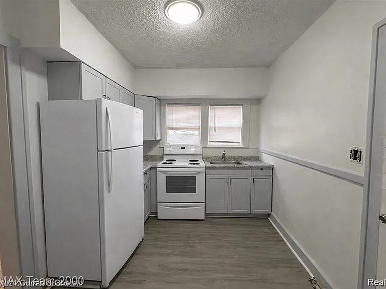 2327 Sturtevant St — Photo 4