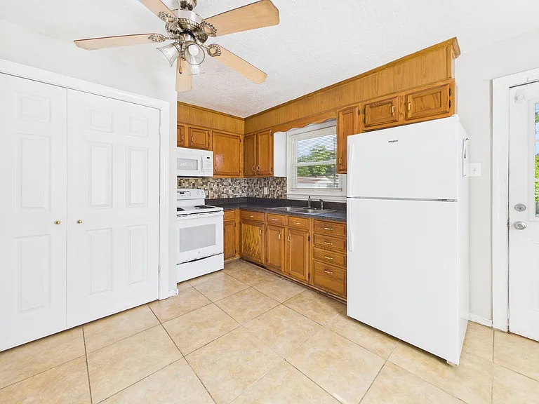 835 Winnetka Ave — Photo 9
