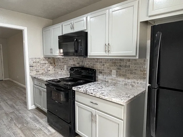 7882 Gladys Ave — Photo 5