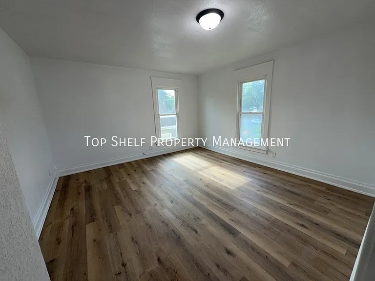 802 1st Ave #B — Photo 4