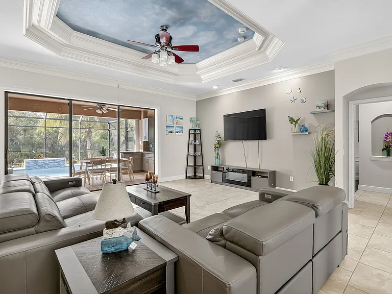 207 Kindred Blvd — Photo 2