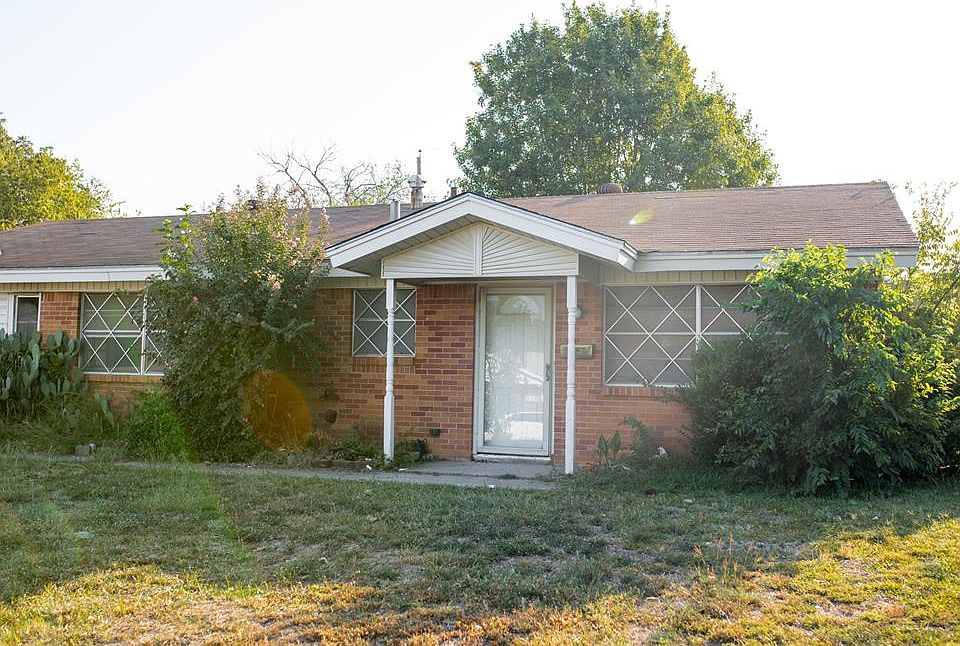 1st image of 824 N Crosby Ave
