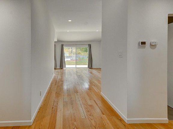 5th image of 207 Valencia Dr