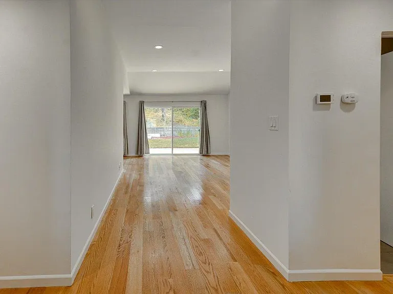 207 Valencia Dr — Photo 5