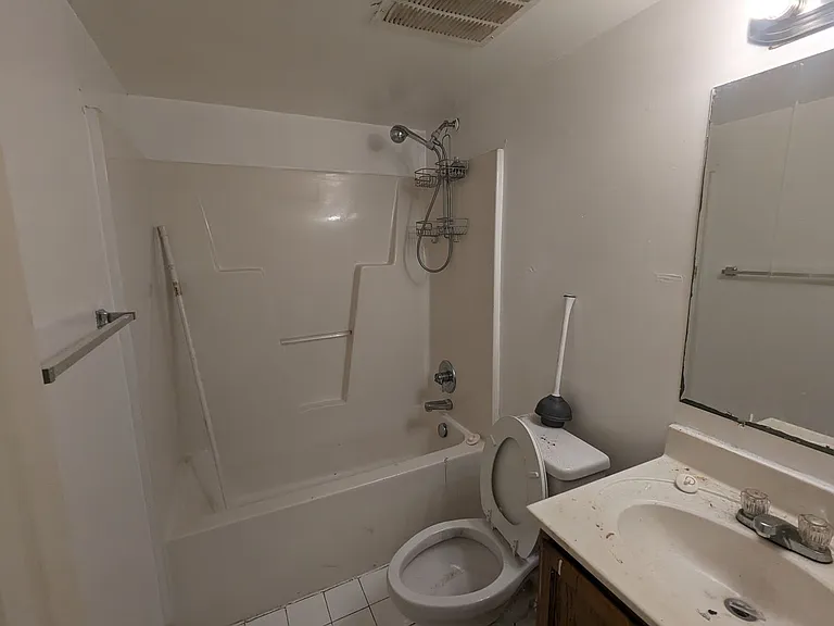 844 W 38th St — Photo 2