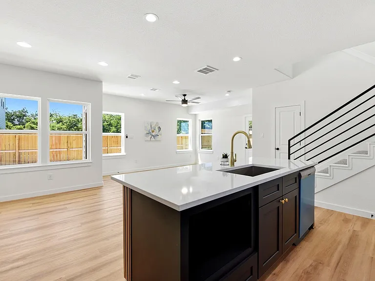 6113 Haight St — Photo 14