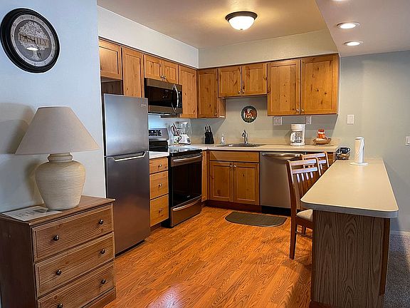 3rd image of 246 Broken Lance Dr APT 401
