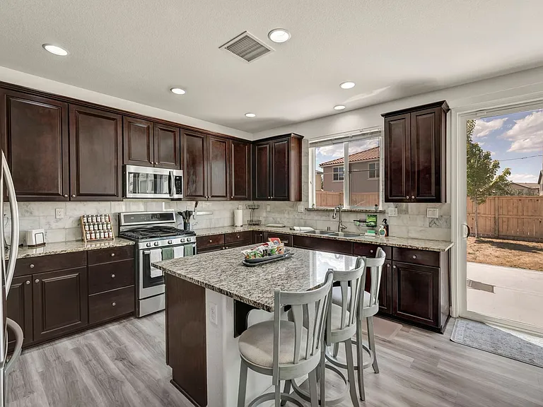 10677 Foxberry Park Dr — Photo 2