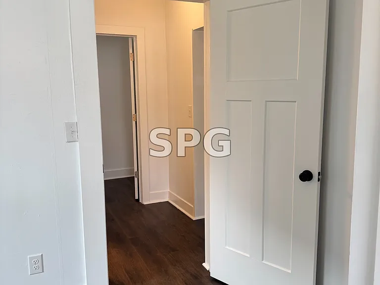 1002 E 10th St — Photo 11