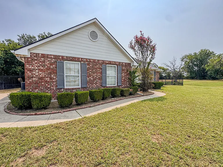 5662 Pamela Ct — Photo 3