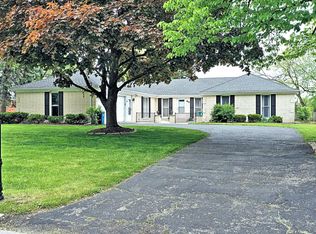 40 Canterbury Rd, Aurora, IL 60506