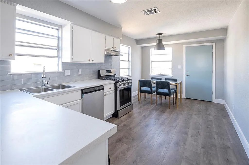 3 bed, 1.5 bath, 1905 sqft, $1,800 — Photo 2