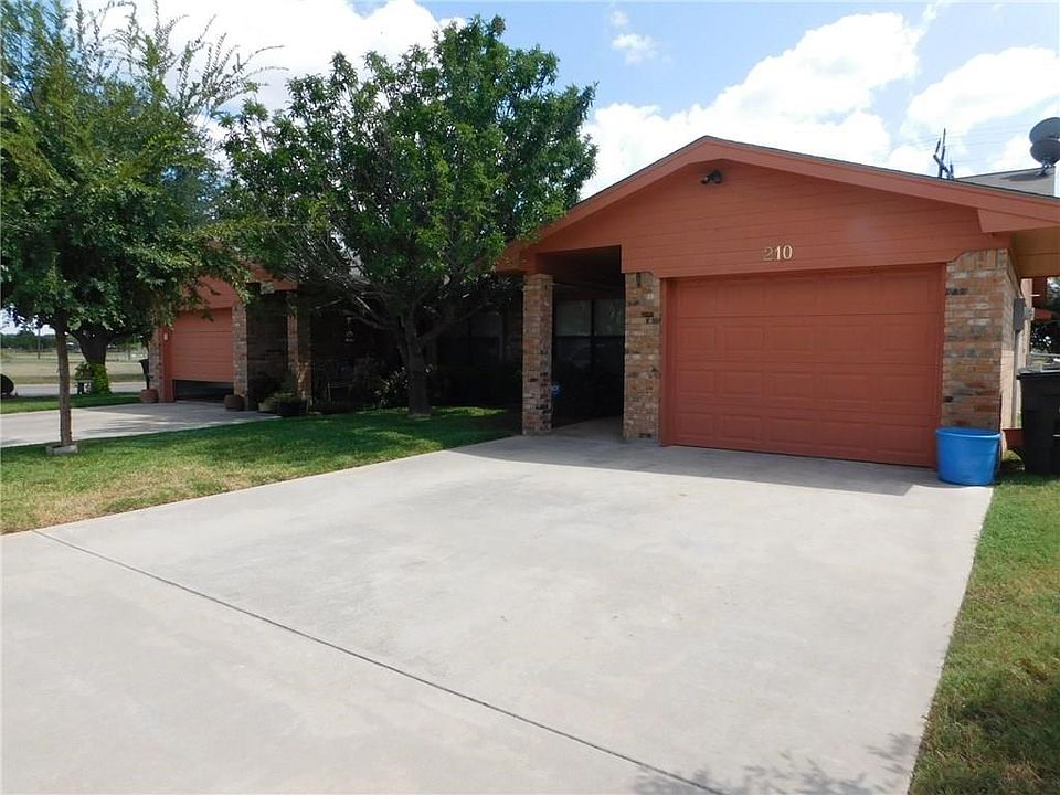 WELCOME TO RIDGEWOOD GARDENS.  MOVE-IN READY DUPLEX AT 210 ALLEN DR.