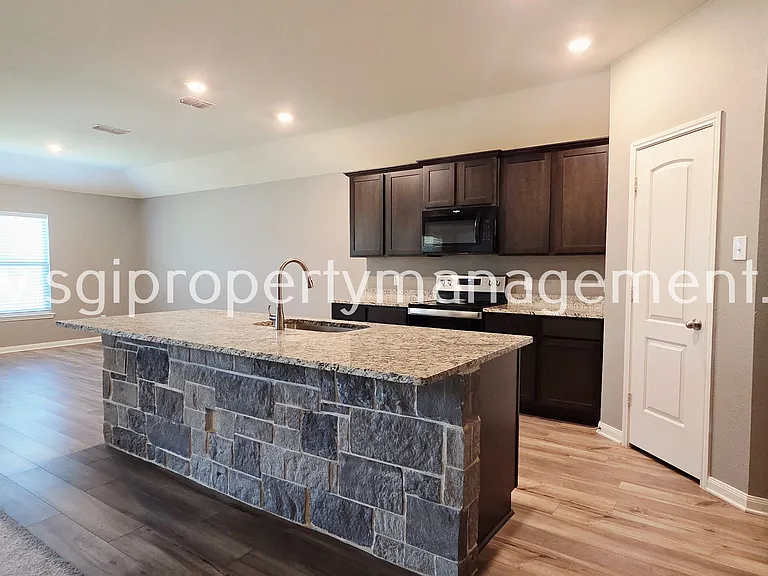 942 Primrose Dr — Photo 7