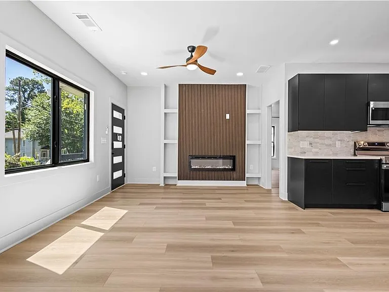 646 Robert St NW — Photo 6