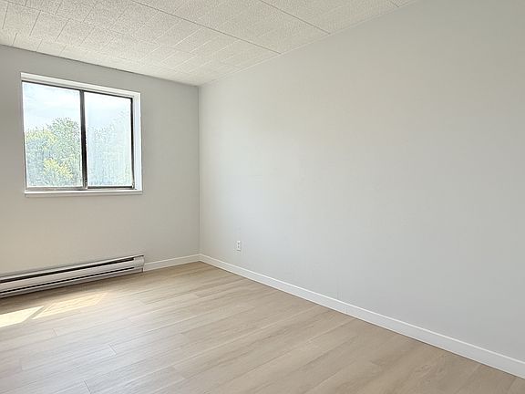 5th image of 3503 Sandwich St #303