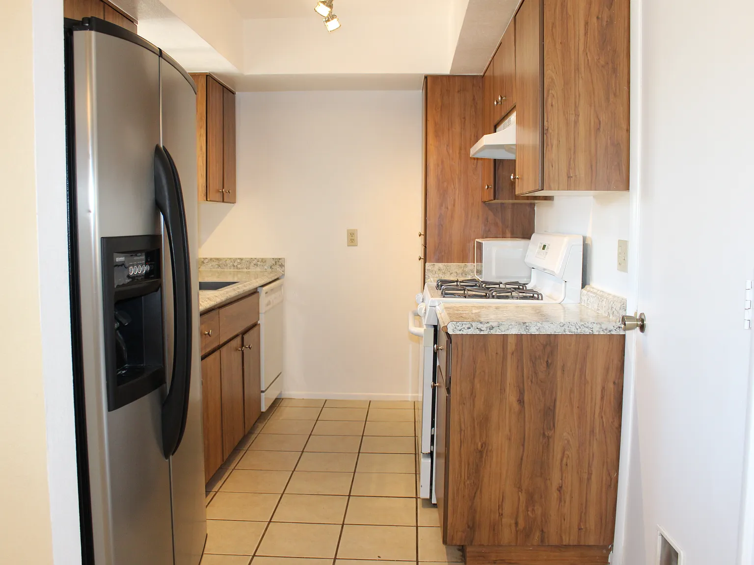 2 bed, 836 sqft, $1,200 — Photo 4