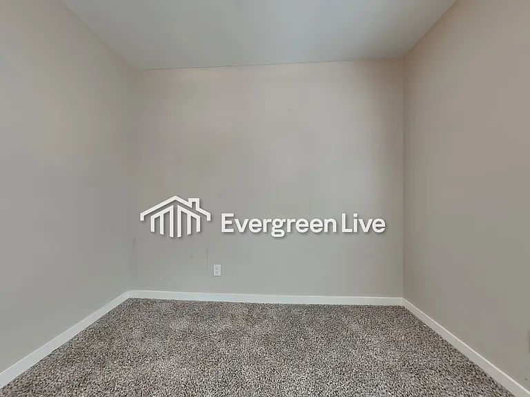 156 Park Dr N — Photo 10