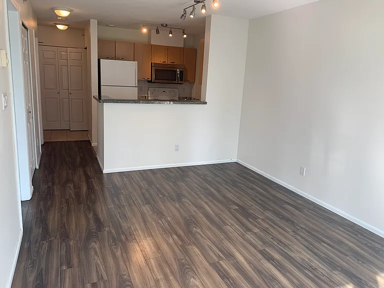 1420 Georgia St W — Photo 4