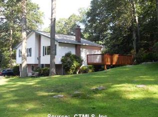 2 Parkwood Dr, Gales Ferry, CT 06335