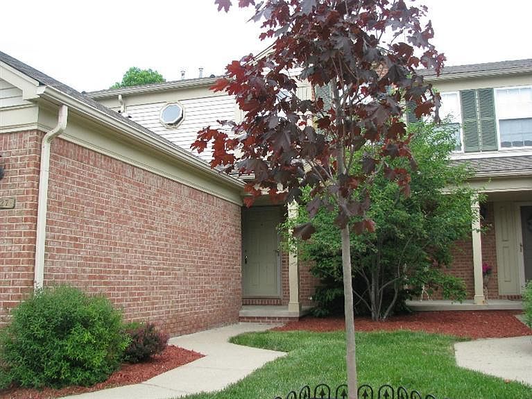 1st image of 3127 Village Cir
