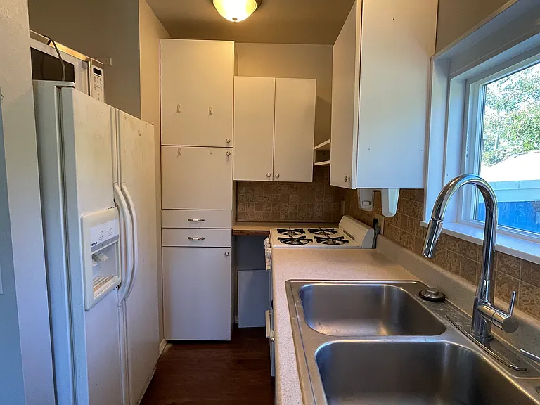 1129 Pleasant Ave — Photo 5