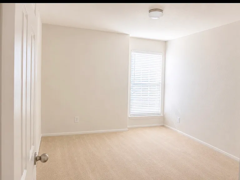 Guest Bedroom 2/2