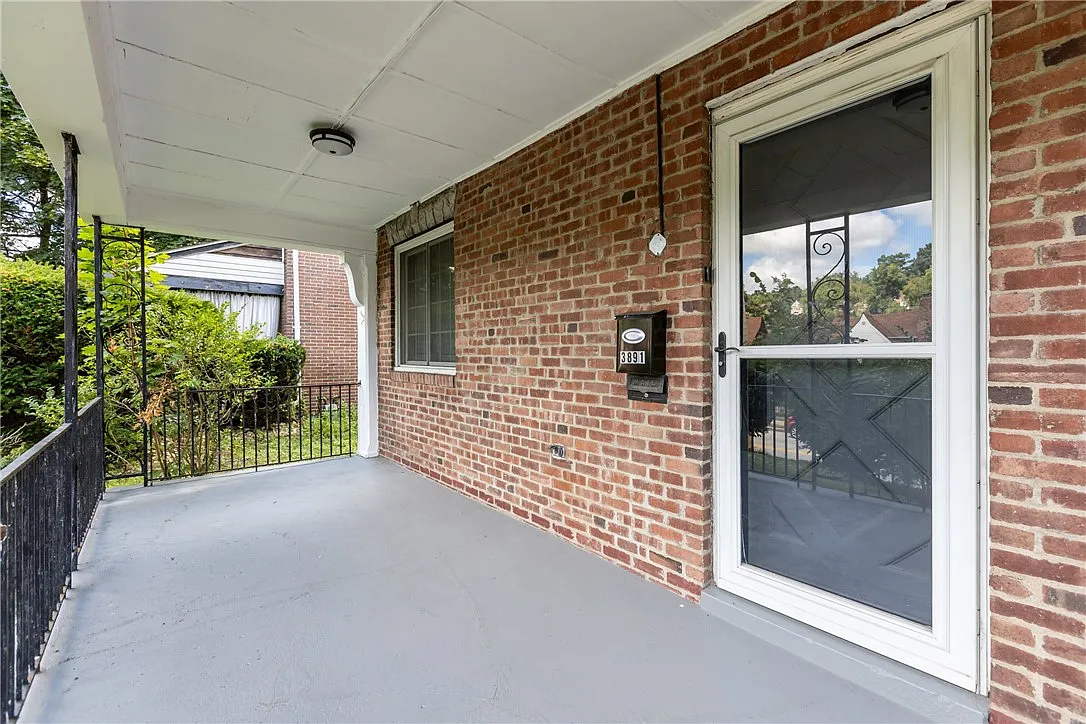 3 bed, 1.0 bath, 1180 sqft, $2,650 — Photo 2