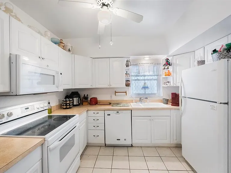 9945 47th Ave N #203 — Photo 7