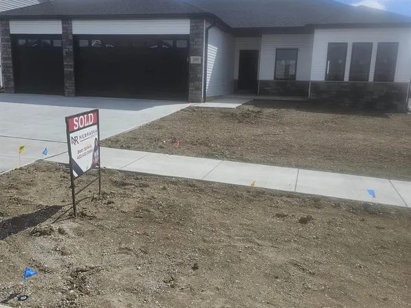 225 Kristi Ln, Hickman, NE 68372