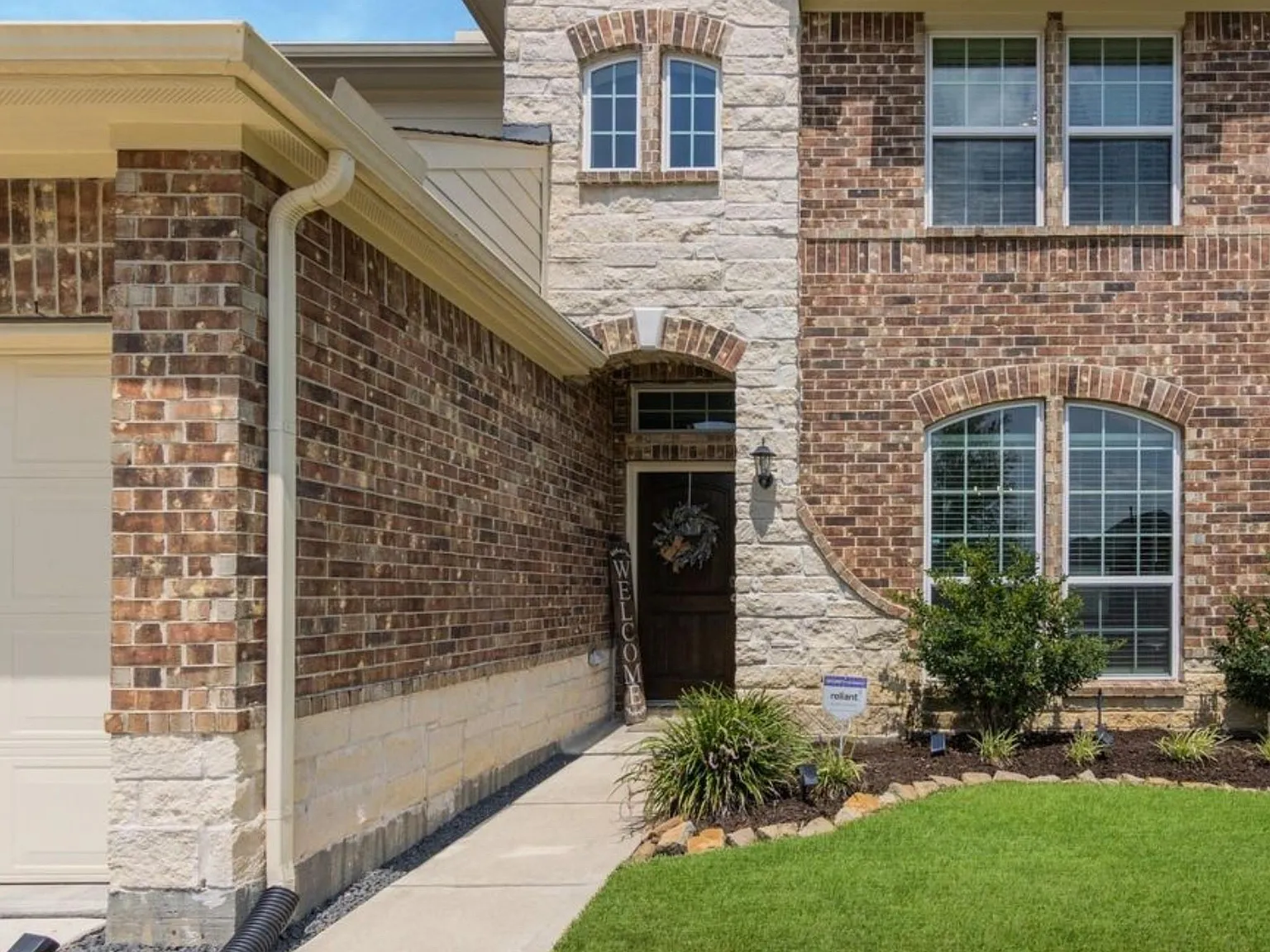 4 bed, 2.5 bath, 2601 sqft, $2,500 — Photo 3