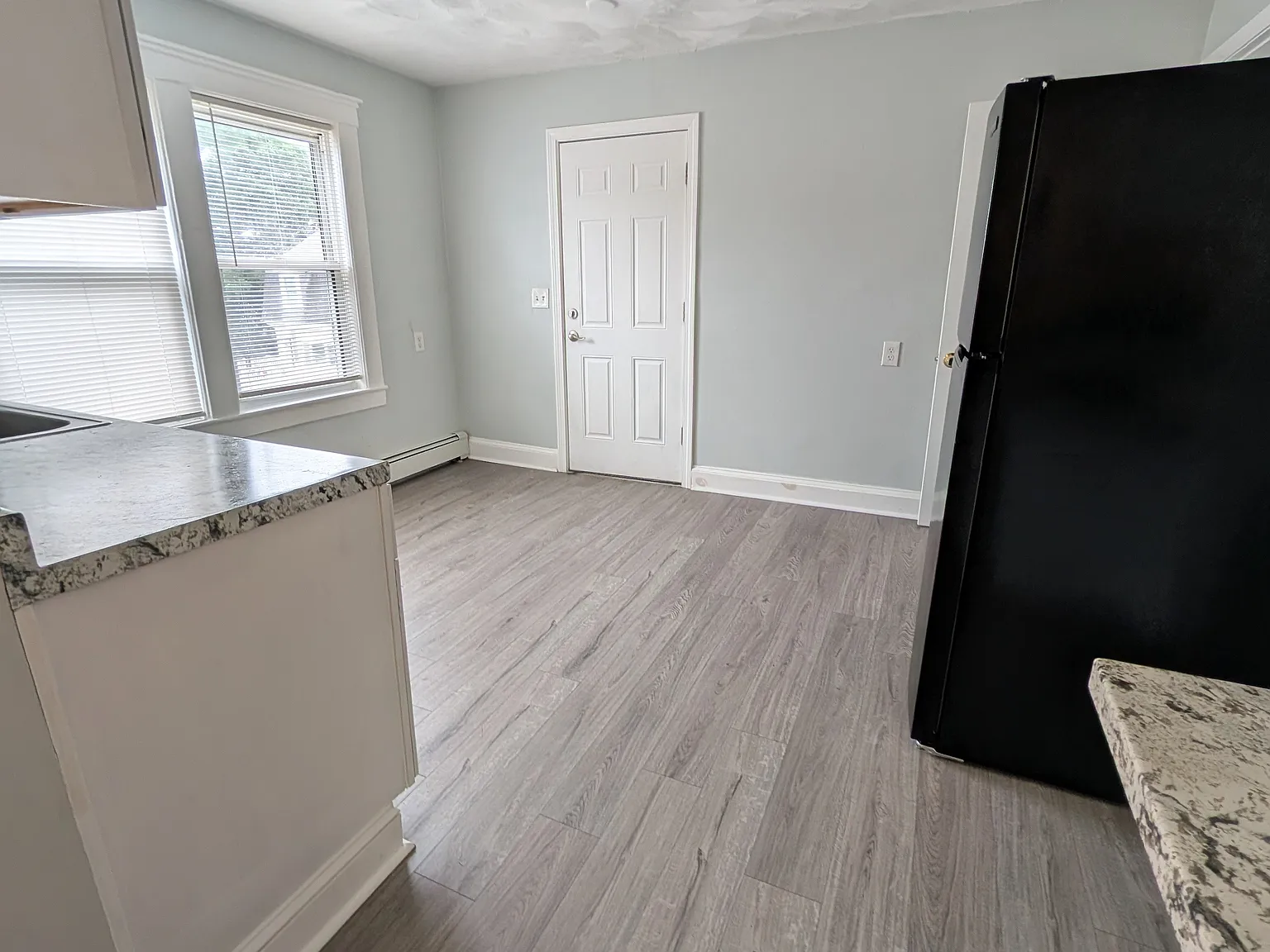 3 bed, 1100 sqft, $2,300 — Photo 2