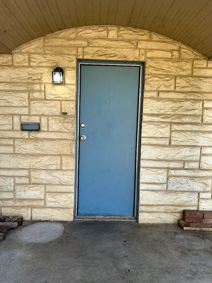 Large 3 bed 2 bath newly renovated — Photo 2