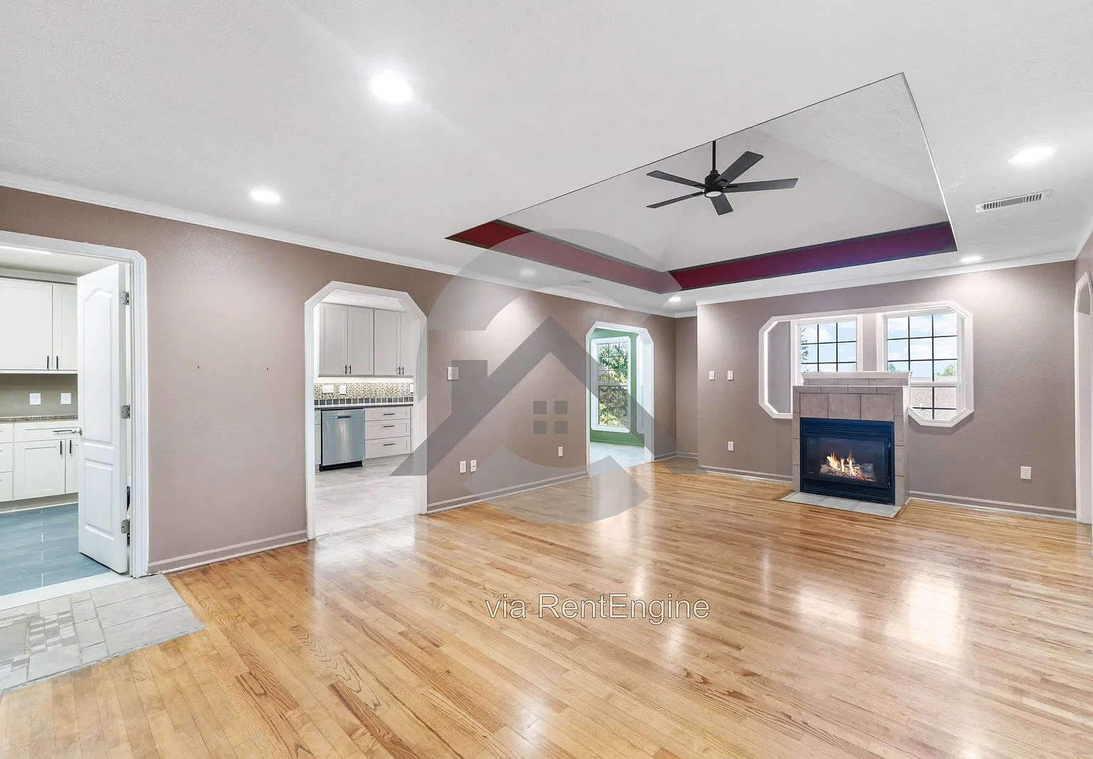 3 bed, 2.0 bath, 2570 sqft, $2,100 — Photo 2