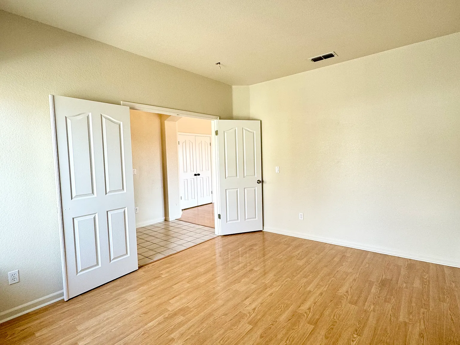 4 bed, 1976 sqft, $3,500 — Photo 2