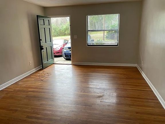 4th image of 518 Hart St