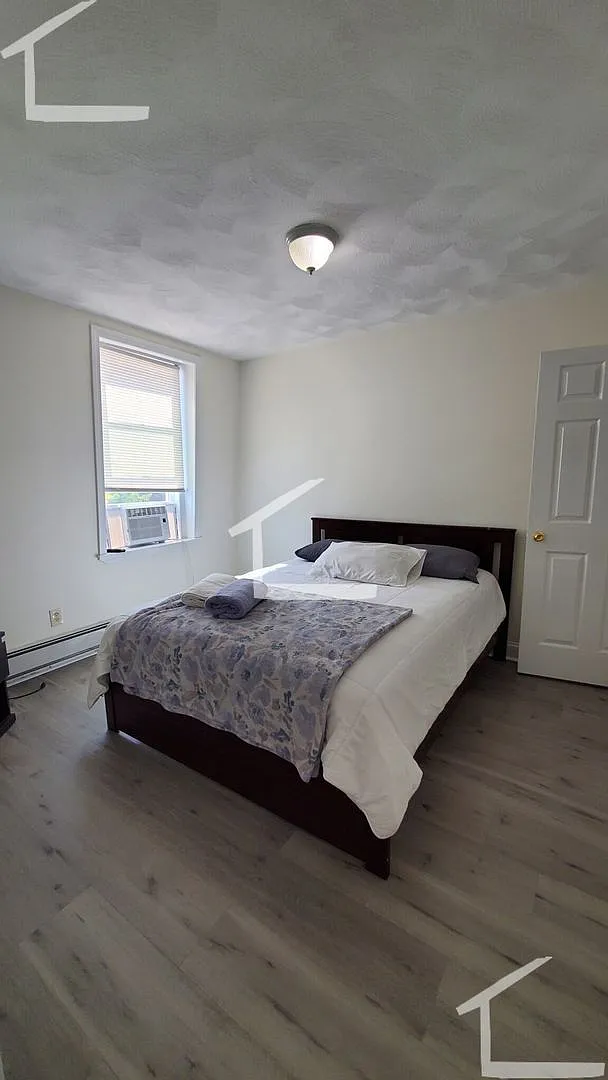 Conveniently located, beautifully maintained Apt with modern appliances. A/C. Near Public Transport! — Photo 1