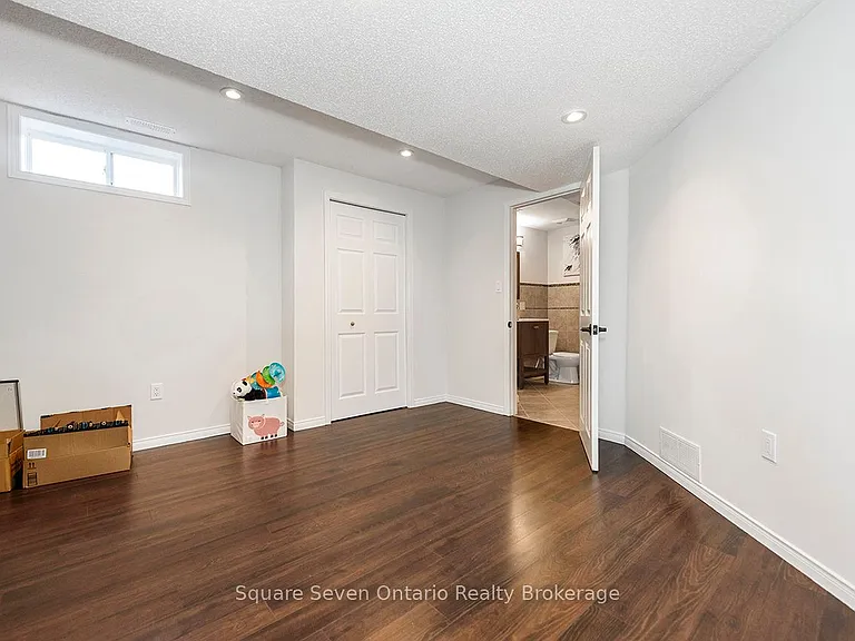 635 Commonwealth Cres — Photo 30