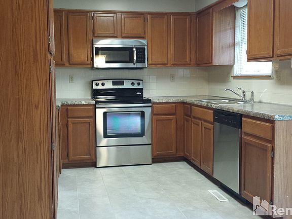 3rd image of 207 SW Cross Creek Dr