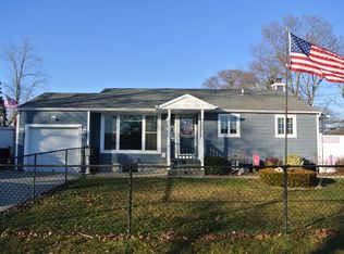 3 Windsor St, Islip, NY 11751