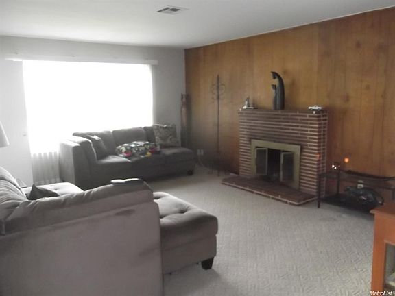 3rd image of 400 Shasta Dr