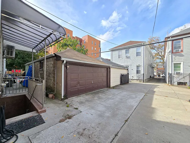 2154 E 23rd St #1 — Photo 30