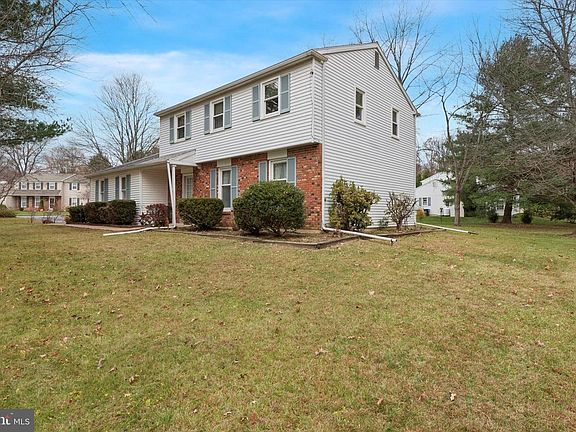 2nd image of 464 E Radnor Ct
