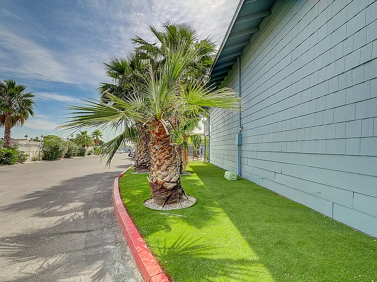 4050_Palos Verdes St-2