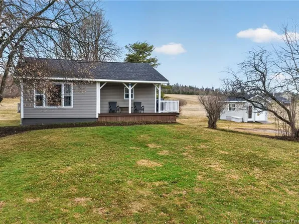 1 Golf Course Rd, Petitcodiac, NB E4Z 4J2